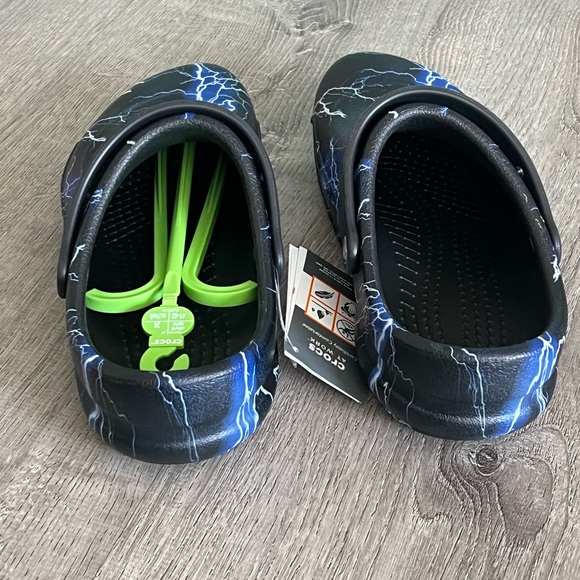 CROCS Bistro black blue Lightning Print Clogs in Black and Blue - Picture 4 of 6